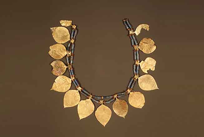 Gold necklace with leaf design