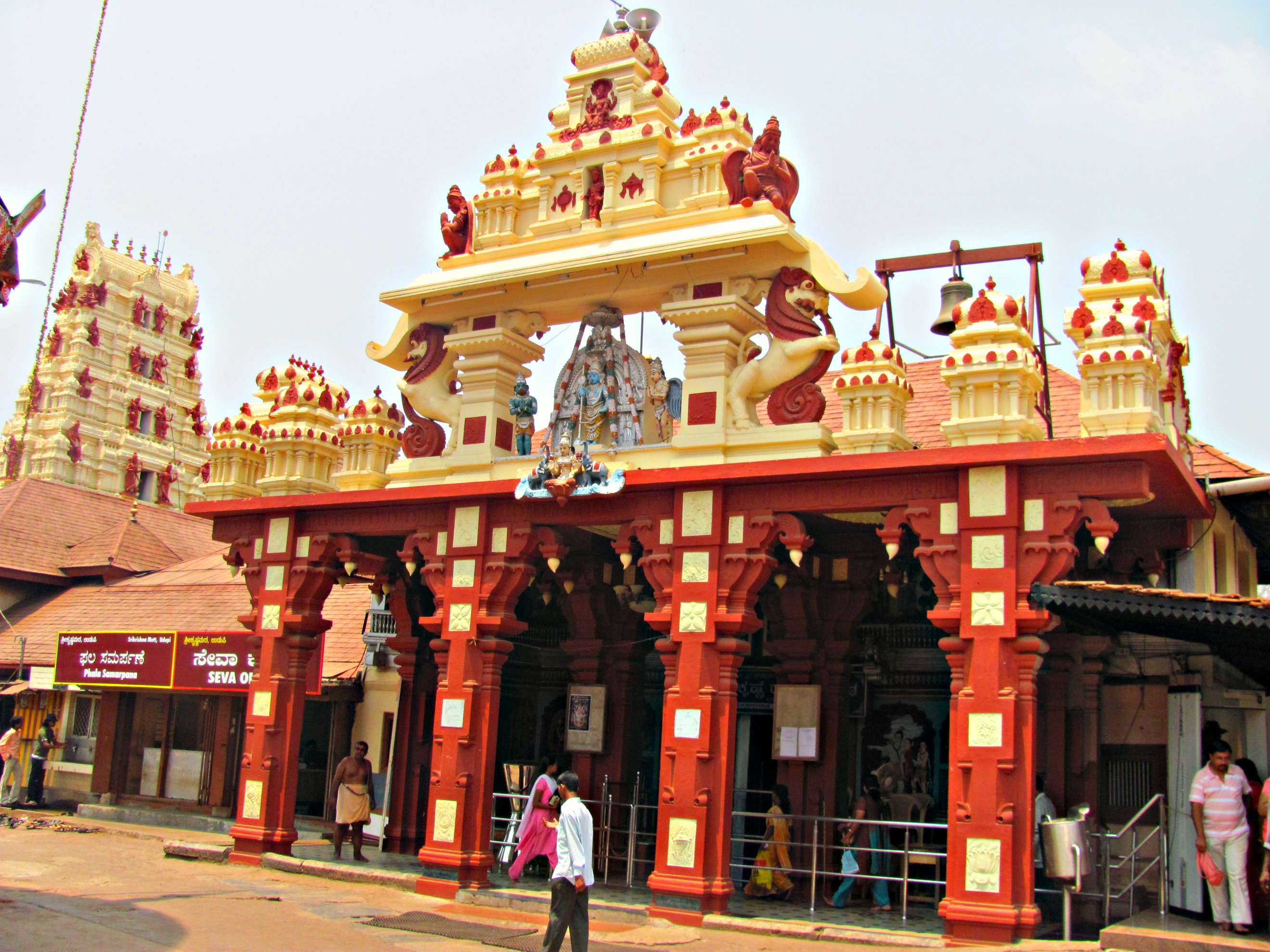 Gold Donations In Shree Krishna Temple, Kerela