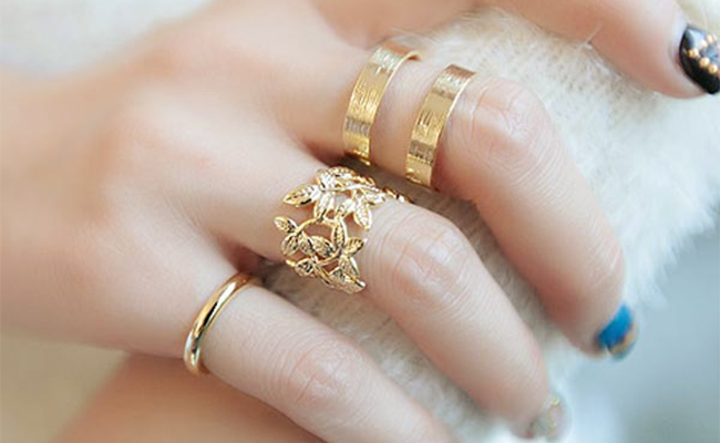 Gold index finger ring