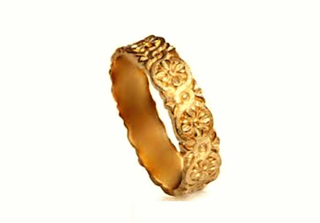 Flower engraved gold ring