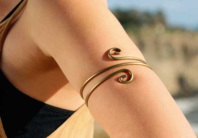 Simple gold armlet