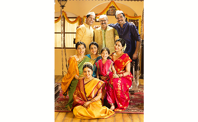 Charming Gold Ornaments For Family Get Together