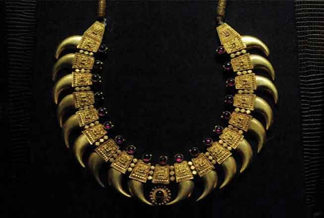 Gold necklace with leaf design