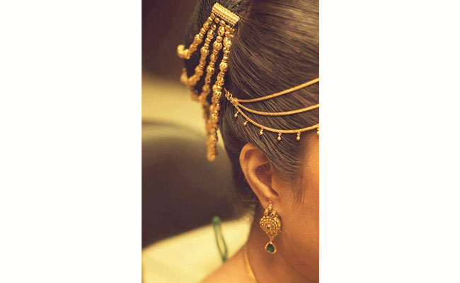 Stylish Gold Accessories For Your Hair
