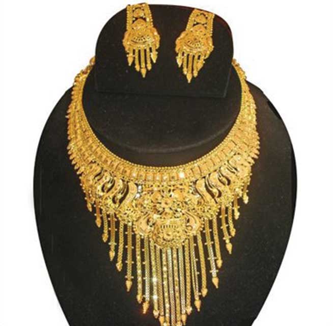 Gold necklace set