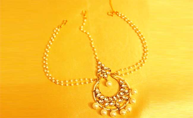 Gold Kundan And Pearl Maang Tikka