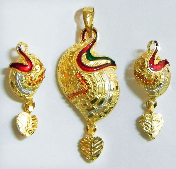 Elegant Gold Pendants Online