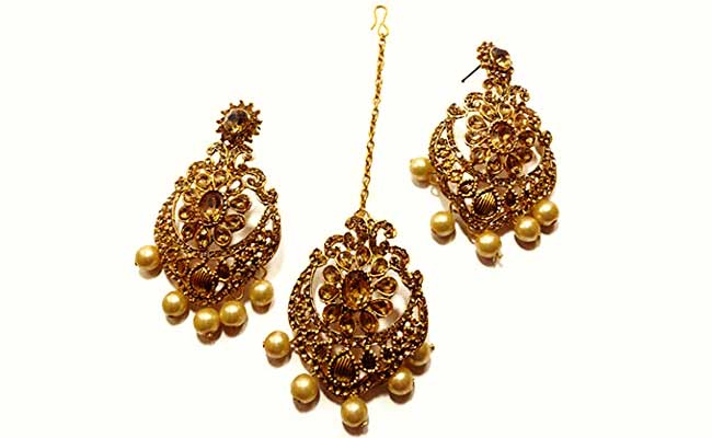 Jadau Earrings In Gold