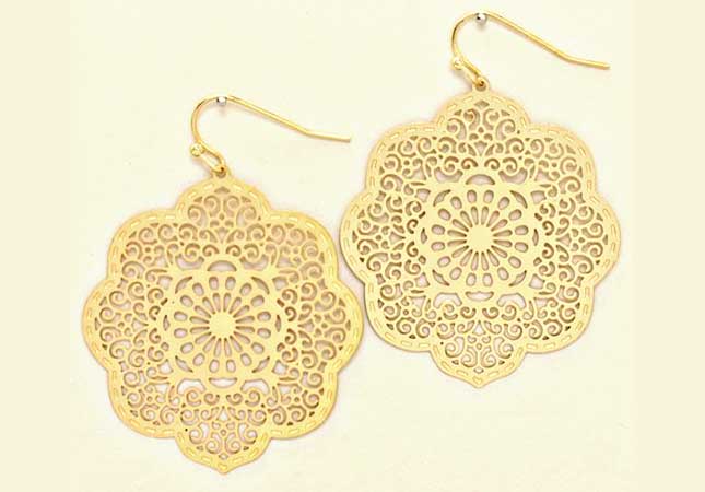 Elegant matte gold earring