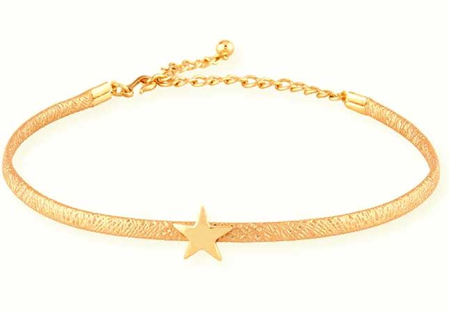 Fashionable gold choker