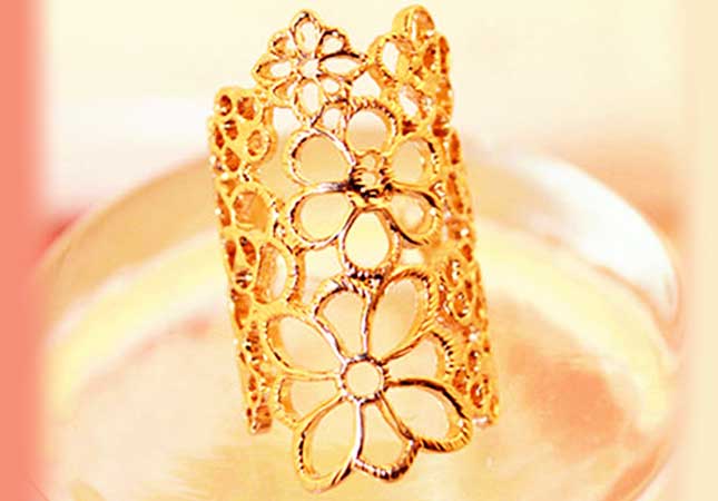 Stylish gold ring